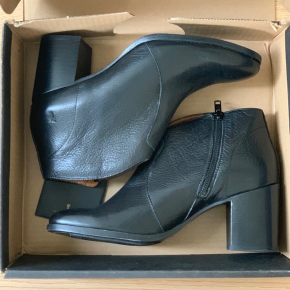 Frye Nora Zip Short Boots Size 8 - Picture 4 of 8